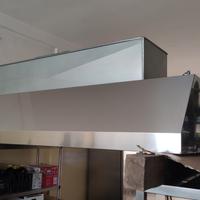 Cucina professionale più sedie è tavoli sala