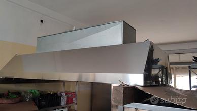 Cucina professionale più sedie è tavoli sala