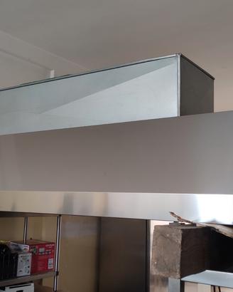 Cucina professionale più sedie è tavoli sala