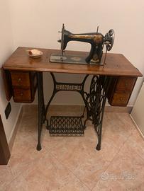 Macchina da cucire antica Singer