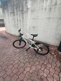 Bicicletta Rockrider MTB in alluminio