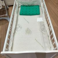 Lettino legno, paracolpi e materasso con cuscino