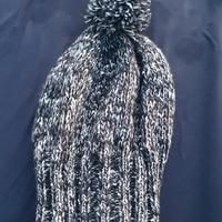 Cappellino donna con pon pon 