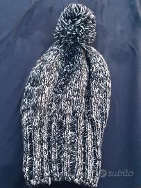 Cappellino donna con pon pon 