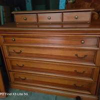 Comò, comodini e specchiera in stile classico