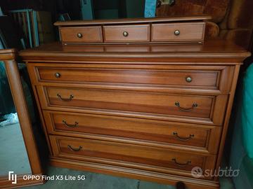 Comò, comodini e specchiera in stile classico