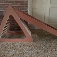 Scivolo in legno con piramide