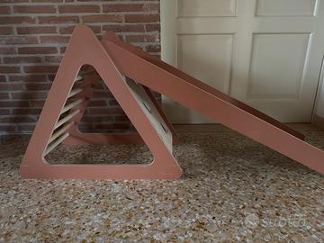 Scivolo in legno con piramide