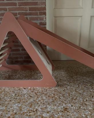 Scivolo in legno con piramide
