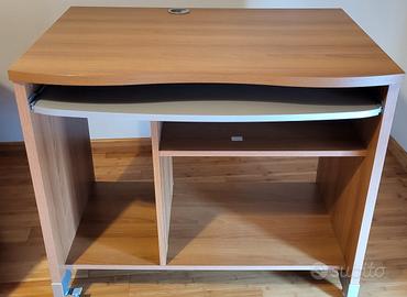 Scrivania in legno con ripiano estraibile e ruote