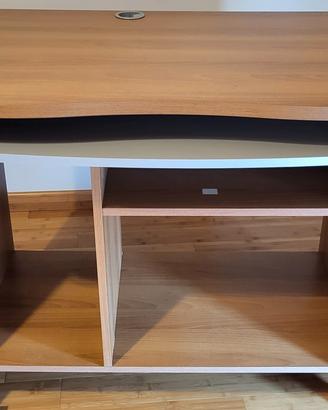 Scrivania in legno con ripiano estraibile e ruote