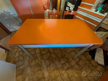 Tavolo vintage con due sedie