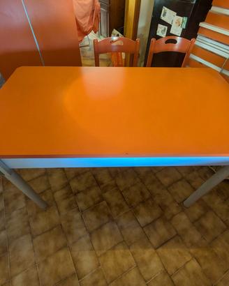 Tavolo vintage con due sedie