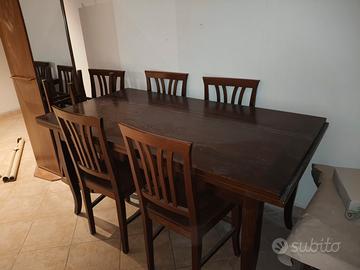 Tavolo con sedie 