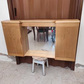 specchiera bagno e sgabellino in legno.  