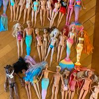 Assortimento ~40 bambole Barbie+ incluso armadio