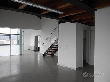 NEGOZIO A CAROBBIO DEGLI ANGELI