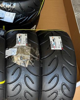2 Gomme nuove Yokohama ADVAN A050 GS 235/45R17 94V