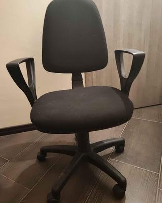 Sedia girevole con braccioli nera