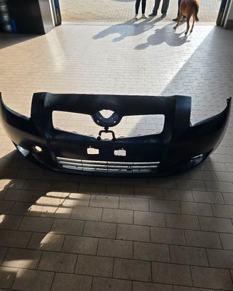 Paraurti nuovo da verniciare per toyota yaris 2006