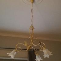 Lampadario in ferro battuto e vetro