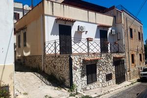 Indipendente e arredato a pochi passi dal mare