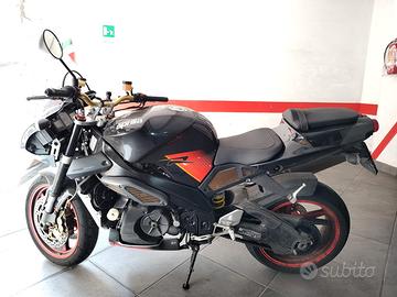 Aprilia Tuono 1000 R – 2005 con scarico Akrapovic