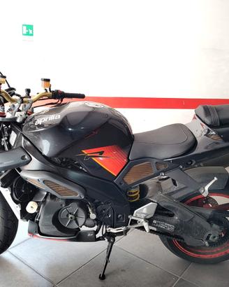 Aprilia Tuono 1000 R – 2005 con scarico Akrapovic