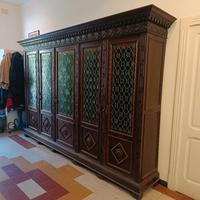 Armadi intarsiati con vetrate colorate