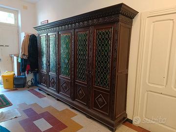 Armadi intarsiati con vetrate colorate