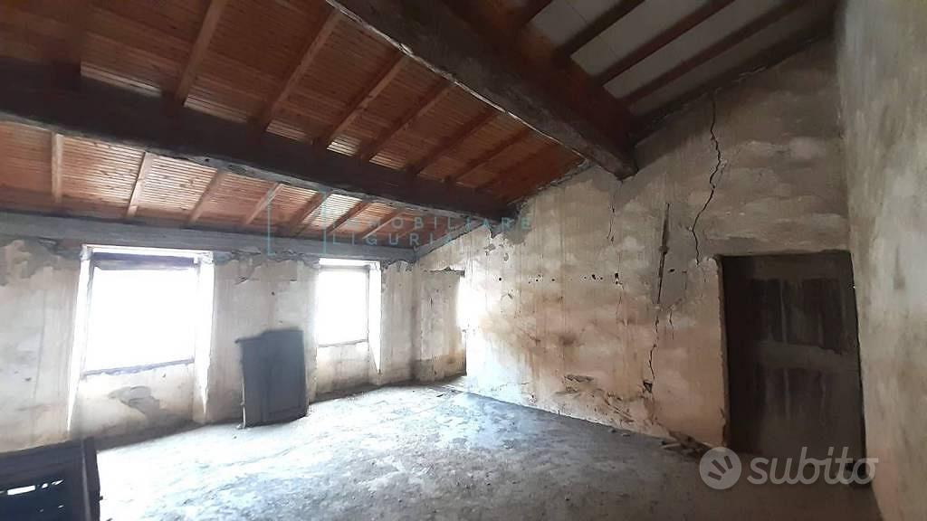Rustico / Casale di 600 m² con più di 5 locali a B - Vista 3