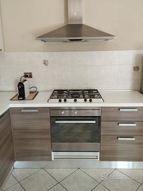 Cucina completa con elettrodomestici