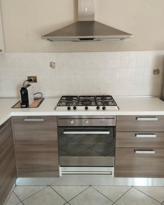 Cucina completa con elettrodomestici