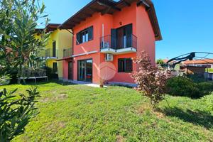 VILLA A SCHIERA D'ANGOLO A MAZZÈ