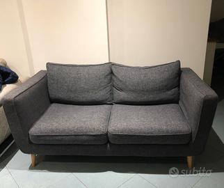 Divano 2 posti con piedini in legno