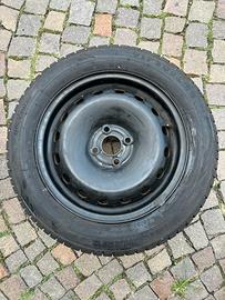 4 cerchi a 4 fori diametro 15” e 4 gomme 185/60 R