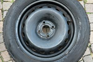 4 cerchi a 4 fori diametro 15” e 4 gomme 185/60 R