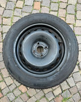 4 cerchi a 4 fori diametro 15” e 4 gomme 185/60 R