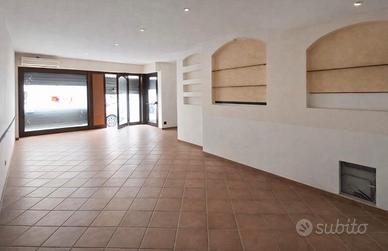 Ampio locale commerciale 160mq in Via Monte Grappa