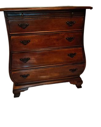 Cassettone "Mossa" in Stile Chiendale.