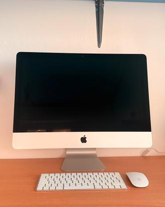 Mac con tastiera e mouse