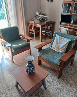 Due poltrone in legno comode e robuste