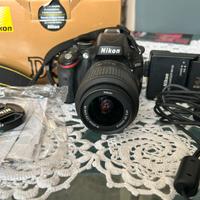 Nikon d5100 con obiettivo e accessori