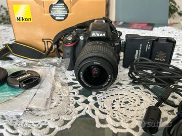 Nikon d5100 con obiettivo e accessori