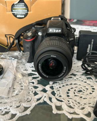 Nikon d5100 con obiettivo e accessori