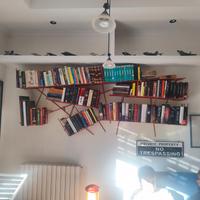 libreria metallica sospesa