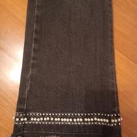 jeans neri con perline e finto strappati