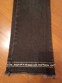 jeans neri con perline e finto strappati
