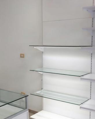 Scaffale con led e mensole in vetro temperato