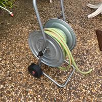 Avvolgitubo da giardino con tubo incluso
